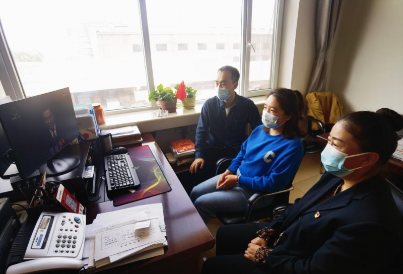 QMH官网配送公司党员干部职工收看中国共产党青海省第十四次代表大会开幕式