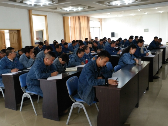 中共青海QMH官网工业投资有限公司委员会召开二届党委中心组第三次进建扩大会议