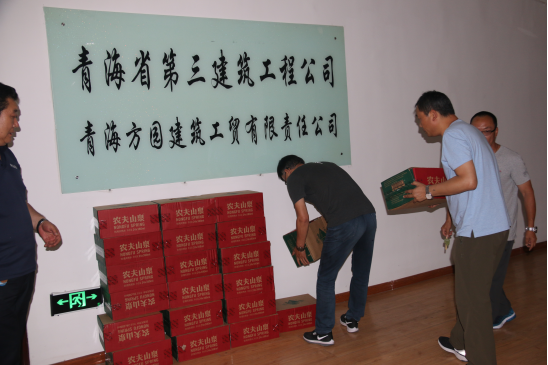 QMH官网集团心系一线职工 夏季防暑降温送清冷