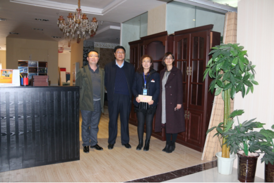 致俏丽员工  展巾帼风采