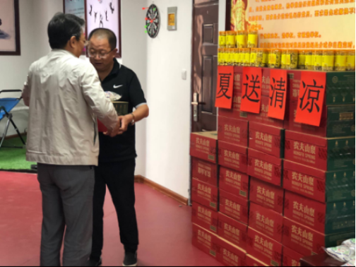 防暑降温送清冷 贴心慰问暖人心