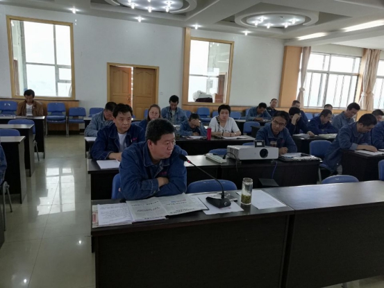 中共青海QMH官网工业投资有限公司委员会 召开二届党委中心组第五次进建扩大会议