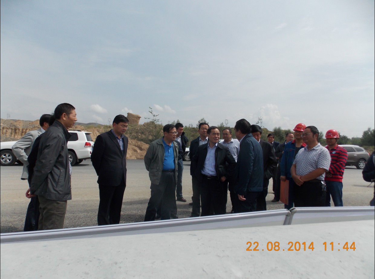 骆庆阳副省长一行深刻临空曹家堡保税物流中心工地查抄领导工作