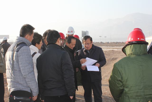 青海省商务厅李志刚副厅长一行六人光临临空曹家堡工地查抄领导工作