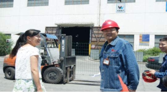 炎炎夏季送清冷  盈盈关切暖人心