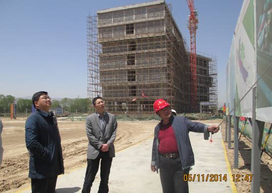 海东市园区管委会副主任初军威一行光临曹家堡保税物流中心工地查抄领导工作