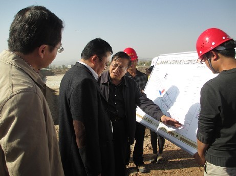 西宁海关扎顿副关长一行六人光临临空曹家堡工地查抄领导工作