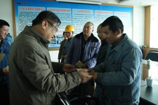 集团王总一行到QMH官网工投送温暖慰问