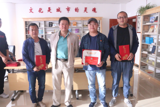 挥豪泼墨抒写情怀  图文并茂描述新梦